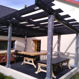 Pergola en fer forgé et bois : élégance classique et naturelle Tourriers