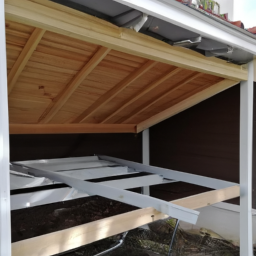 Pergola en aluminium et toile enroulable : protection solaire ajustable Chauché